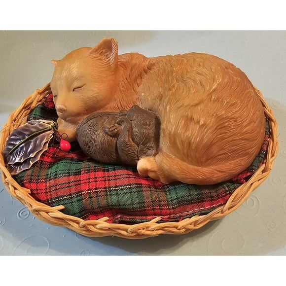Christmas Around The World Kitten Mouse Cuddled In Kitty Bed Sleeping Figurines - Picture 1 of 8